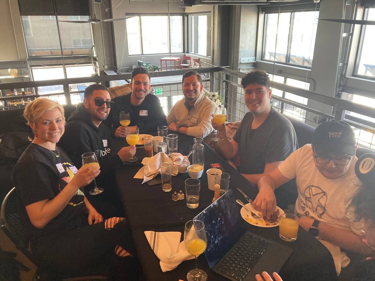 A picture of attendees networking while eating brunch.